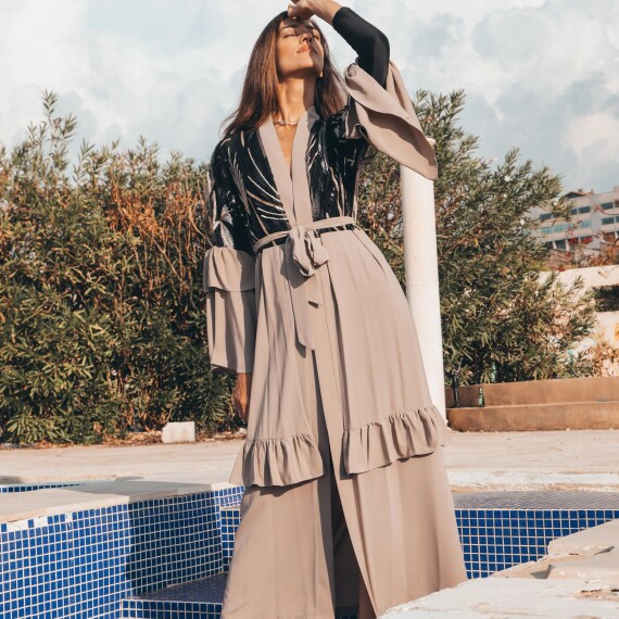 https://rawda-sy.kyveli.me/products/golden-feathers-abaya