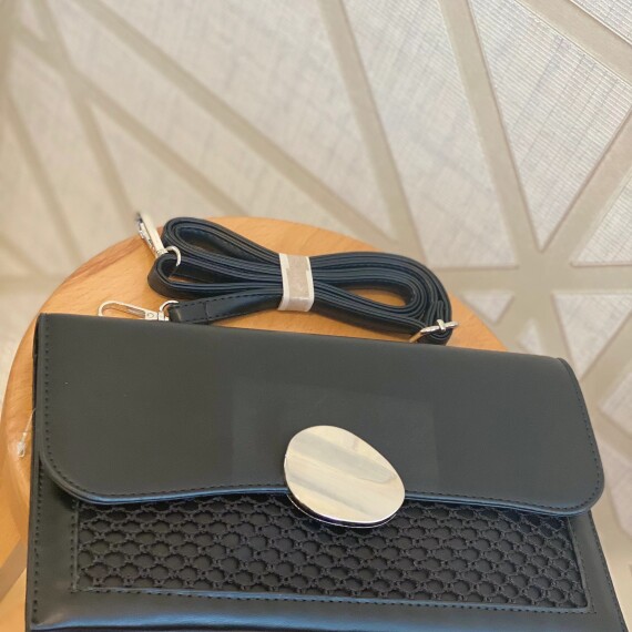 https://rawda-sy.kyveli.me/products/silver-shell-bag