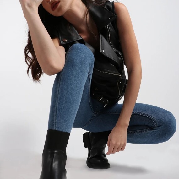 https://rawda-sy.kyveli.me/products/leather-belted-vest