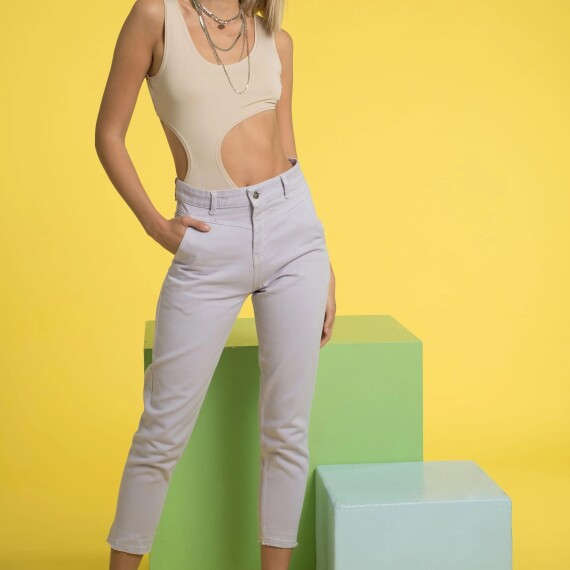 https://rawda-sy.kyveli.me/products/pastel-jeans