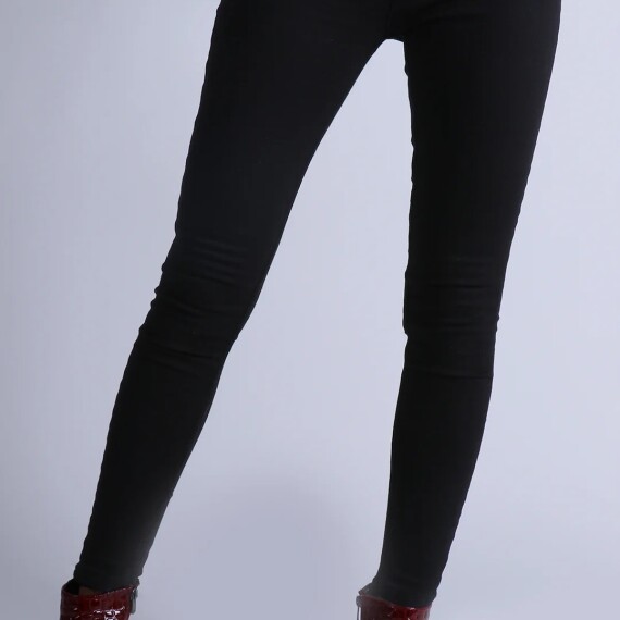 https://rawda-sy.kyveli.me/products/black-jeans