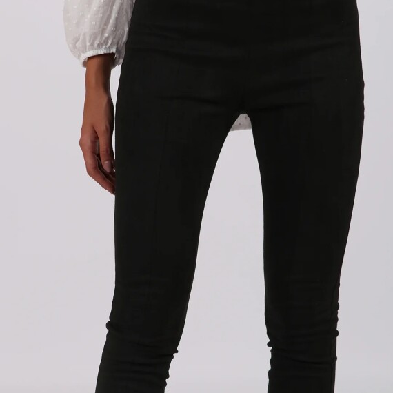 https://rawda-sy.kyveli.me/products/skinny-suede-pants