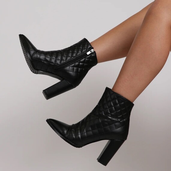 https://rawda-sy.kyveli.me/products/quilted-nappa-heeled-boots
