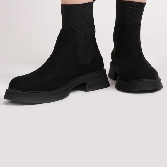 https://rawda-sy.kyveli.me/products/flat-suede-slip-on-ancle-boots