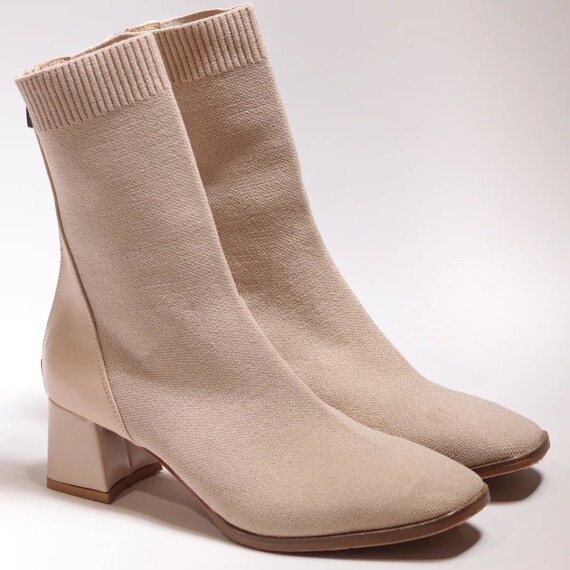 https://rawda-sy.kyveli.me/products/zip-back-knit-sock-boots