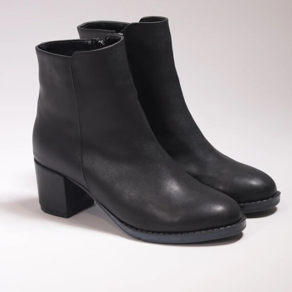 https://rawda-sy.kyveli.me/products/round-toe-leather-boots