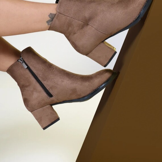 https://rawda-sy.kyveli.me/products/round-toe-suede-boots