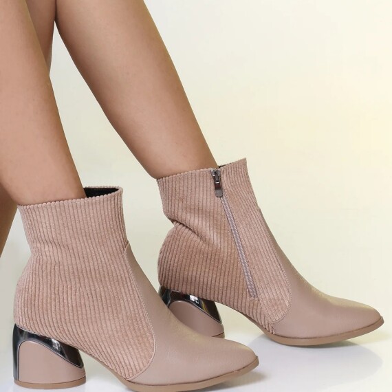 https://rawda-sy.kyveli.me/products/metal-heel-chelsia-boots