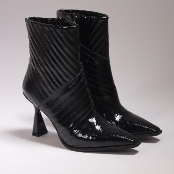 https://rawda-sy.kyveli.me/products/wrinkled-patent-leather-boots