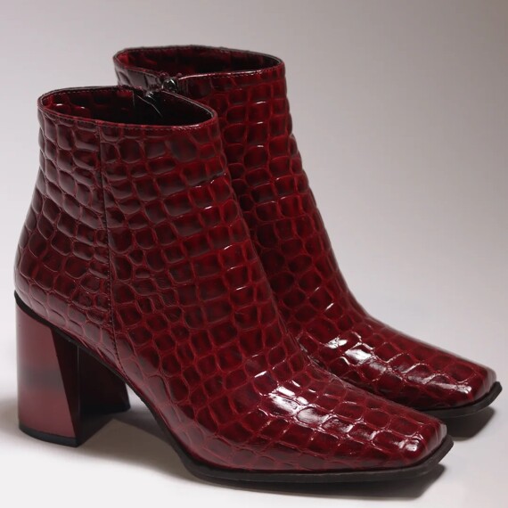 https://rawda-sy.kyveli.me/products/croco-ankle-leather-boots
