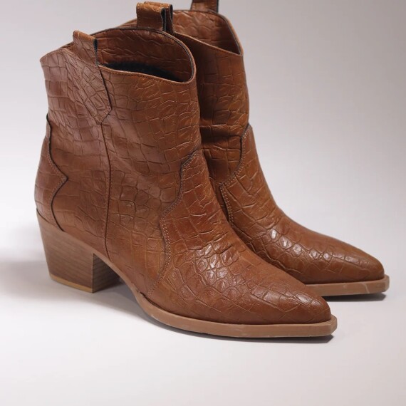 https://rawda-sy.kyveli.me/products/croc-chuncky-cowboy-boots