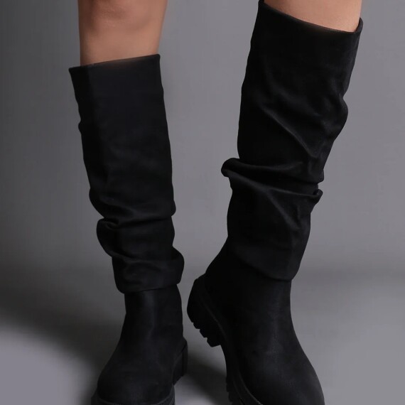 https://rawda-sy.kyveli.me/products/chunky-slouchy-suede-boots