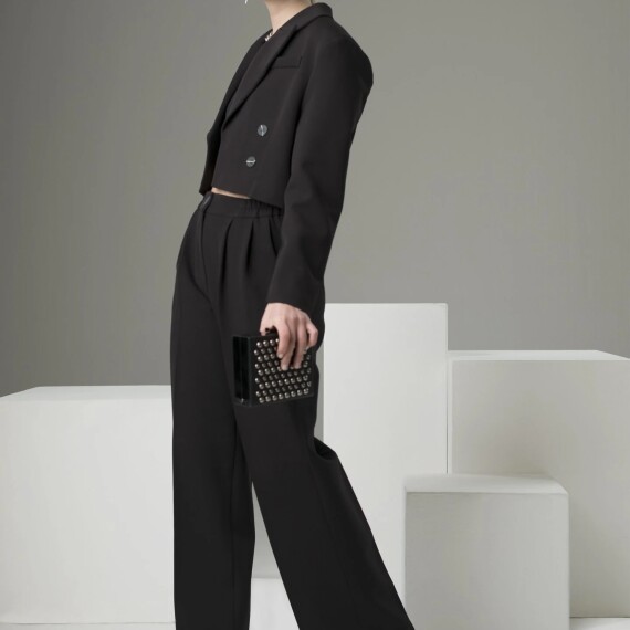 https://rawda-sy.kyveli.me/products/crop-straight-suit