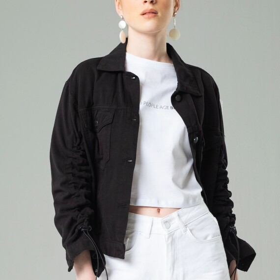 https://rawda-sy.kyveli.me/products/pleated-denim-cotton-jacket