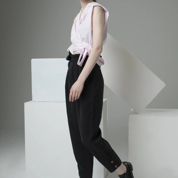 https://rawda-sy.kyveli.me/products/buttoned-pants