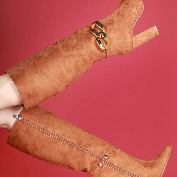 https://rawda-sy.kyveli.me/products/patent-chain-boots