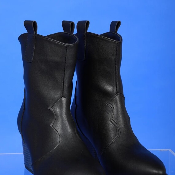 https://rawda-sy.kyveli.me/products/gothic-desert-boots