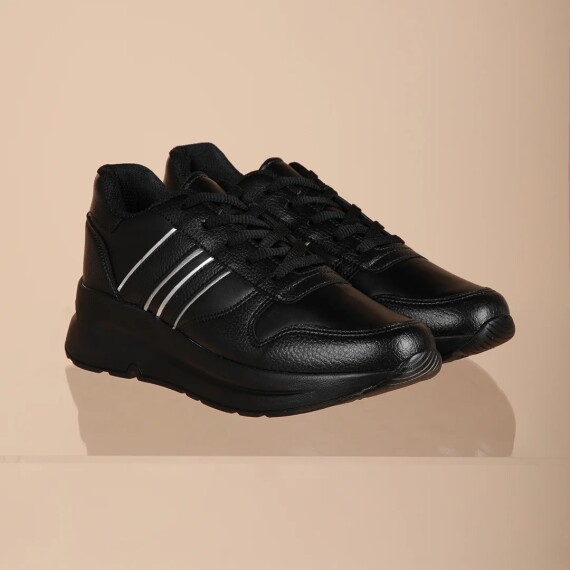 https://rawda-sy.kyveli.me/products/ree-sports-sneakers