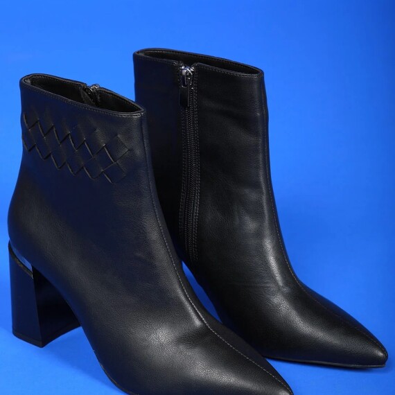https://rawda-sy.kyveli.me/products/braid-pointed-boots