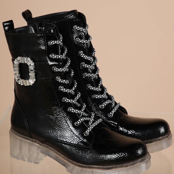https://rawda-sy.kyveli.me/products/crystal-embedded-boots