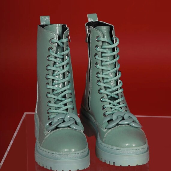 https://rawda-sy.kyveli.me/products/chain-glossy-boots
