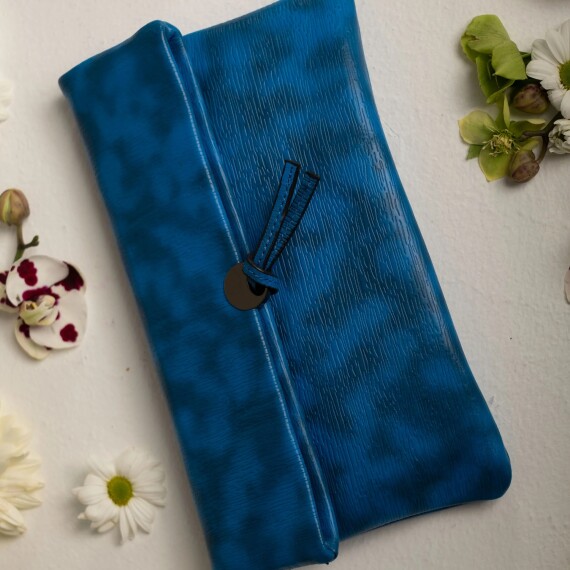 https://rawda-sy.kyveli.me/products/clutch-blue-black