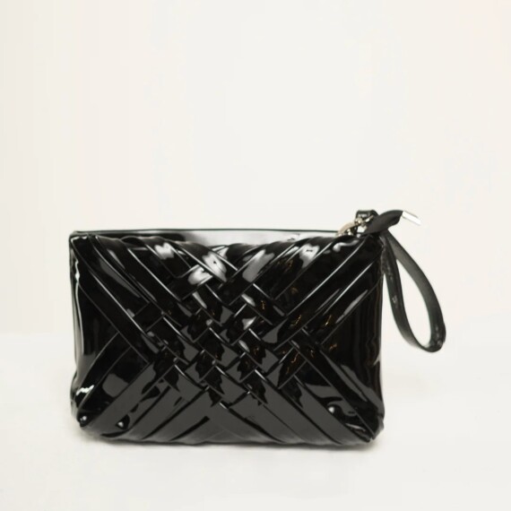 https://rawda-sy.kyveli.me/products/criss-cross-leather-bag