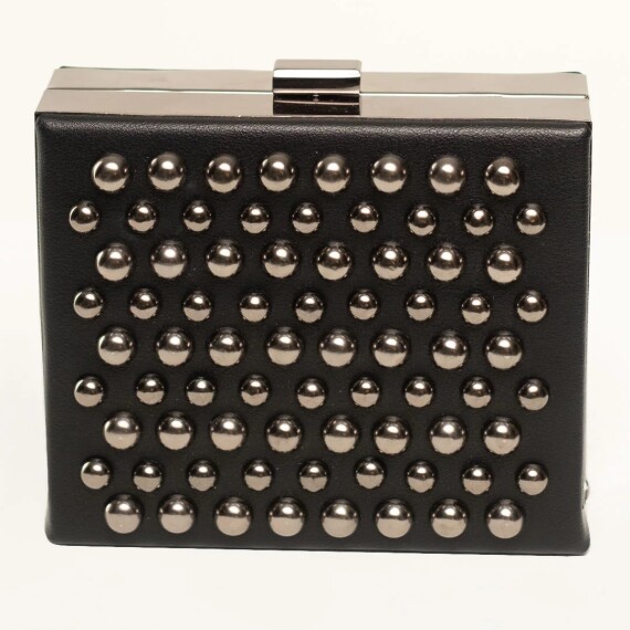 https://rawda-sy.kyveli.me/products/studded-box-bag