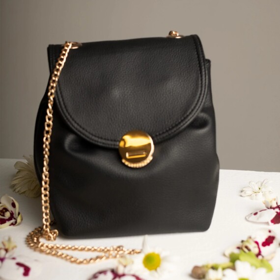https://rawda-sy.kyveli.me/products/medium-bag-with-middle-golden-circle