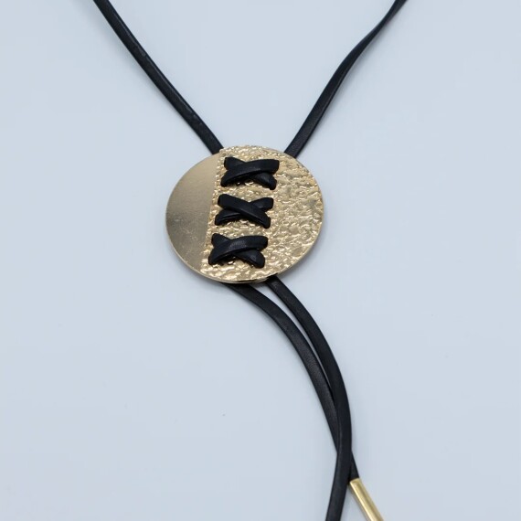 https://rawda-sy.kyveli.me/products/leather-with-circle-in-the-middle
