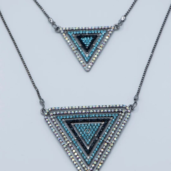 https://rawda-sy.kyveli.me/products/triangular-shape