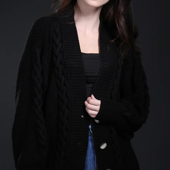 https://rawda-sy.kyveli.me/products/cable-knit-oversized-sweater