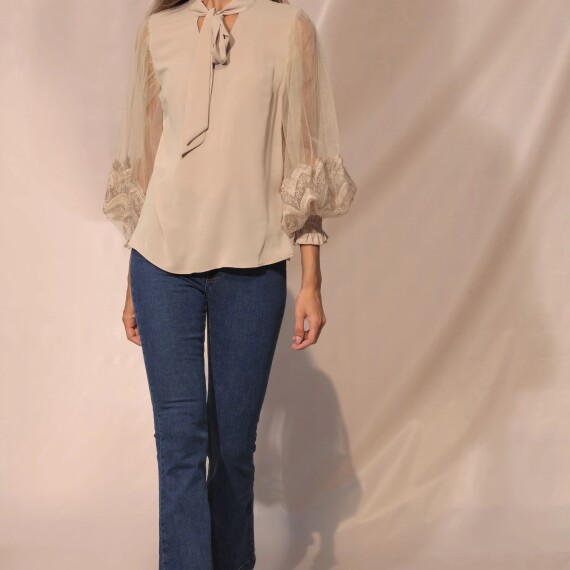 https://rawda-sy.kyveli.me/products/al-amira-blouse
