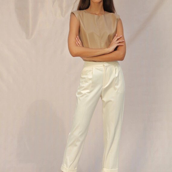 https://rawda-sy.kyveli.me/products/business-cream-trousers