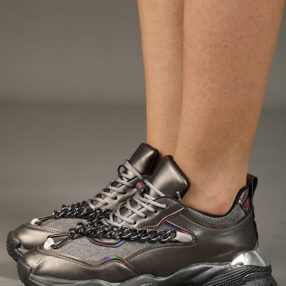 https://rawda-sy.kyveli.me/products/solid-runny-sneakers
